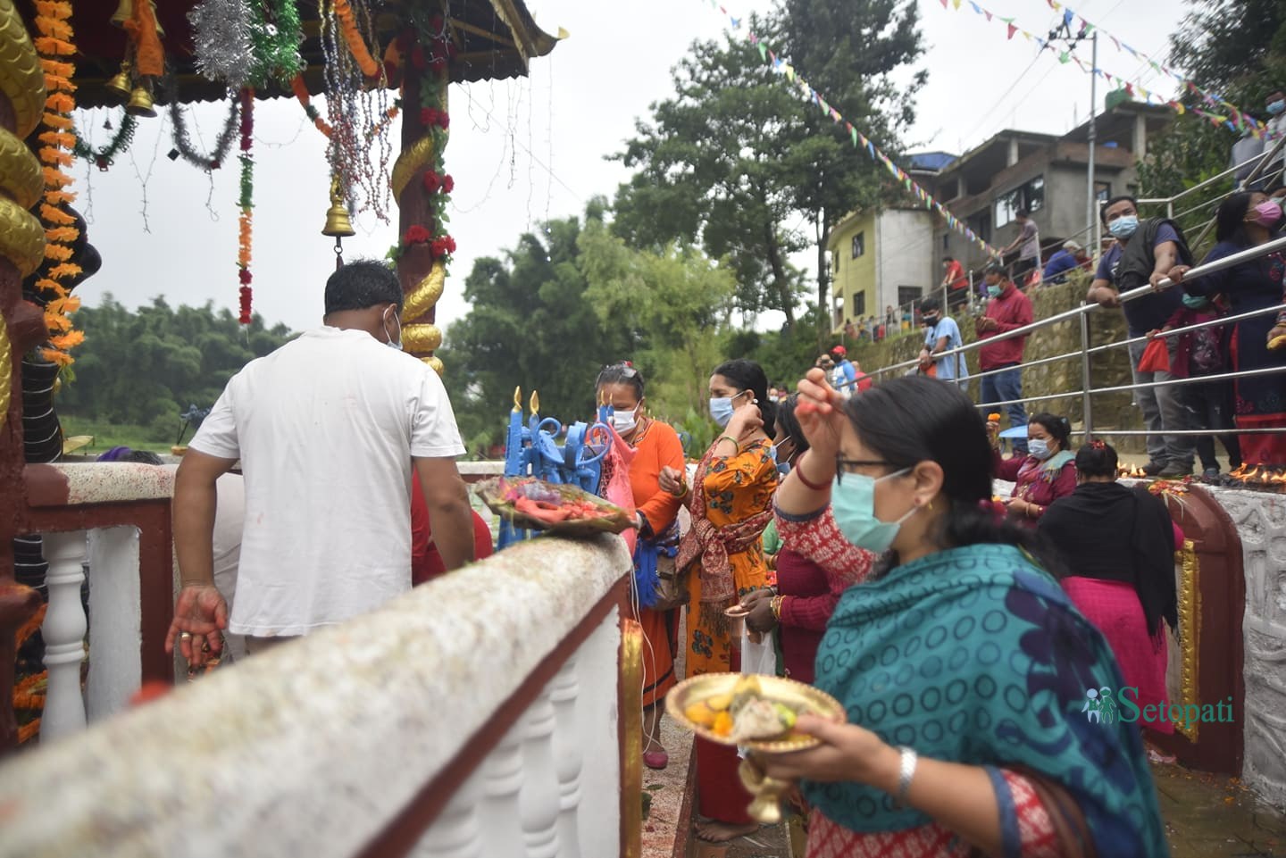 ललितपुरको नागदहमा पूजा गर्न आएका भक्तजनहरू। तस्बिरः निशा भण्डारी/सेतोपाटी